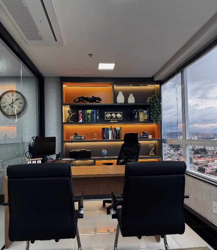 Sala de atendimento do Gonçalves Cruz Advogados, com vista para Goiânia